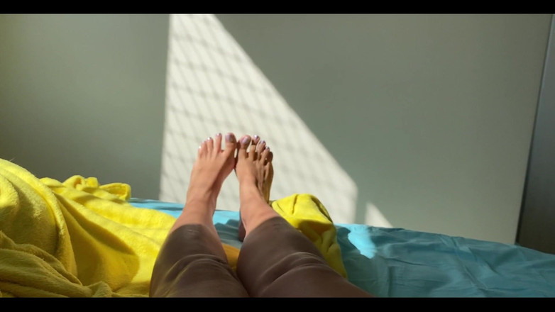 KiffaFeet: Hummm...... Aku ngasih pijatan sekujur tubuhku di sini