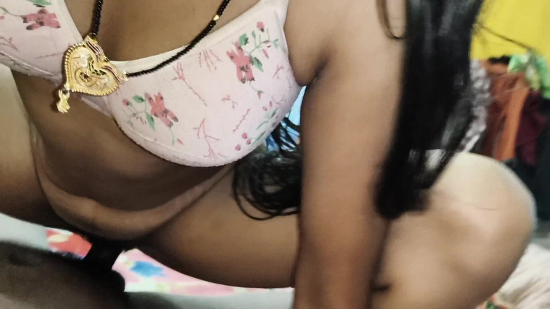 Sonali Sanu: Dorp Dasi schattige vriendin Ke Sath slaapkamer par neukpartij in...