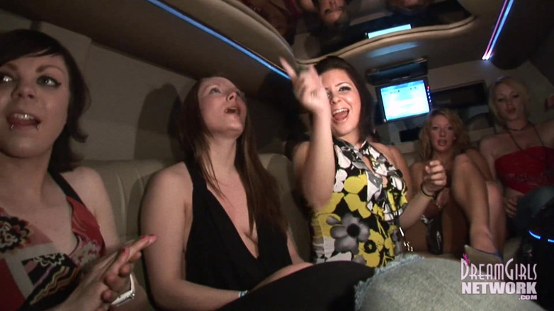 Dream Girls: Cinq filles se déshabillent sur le chemin du club