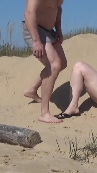 Hjälper saftig kvinna på stranden
