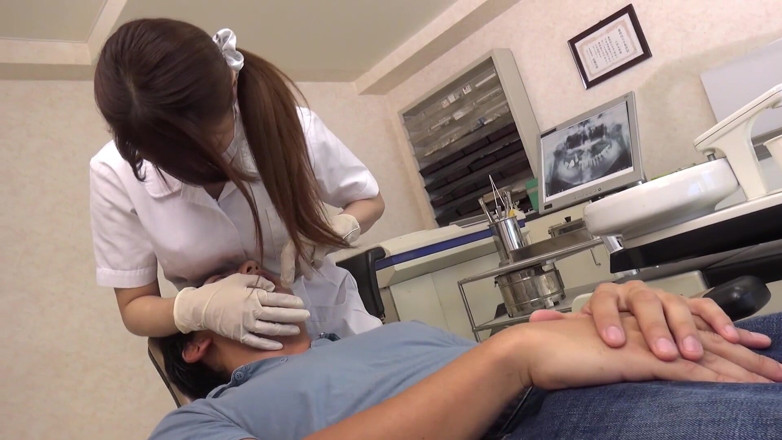 Caribbeancom: Asistentă brunetă asiatică care este linsă în pizdă și umplută cu pula...