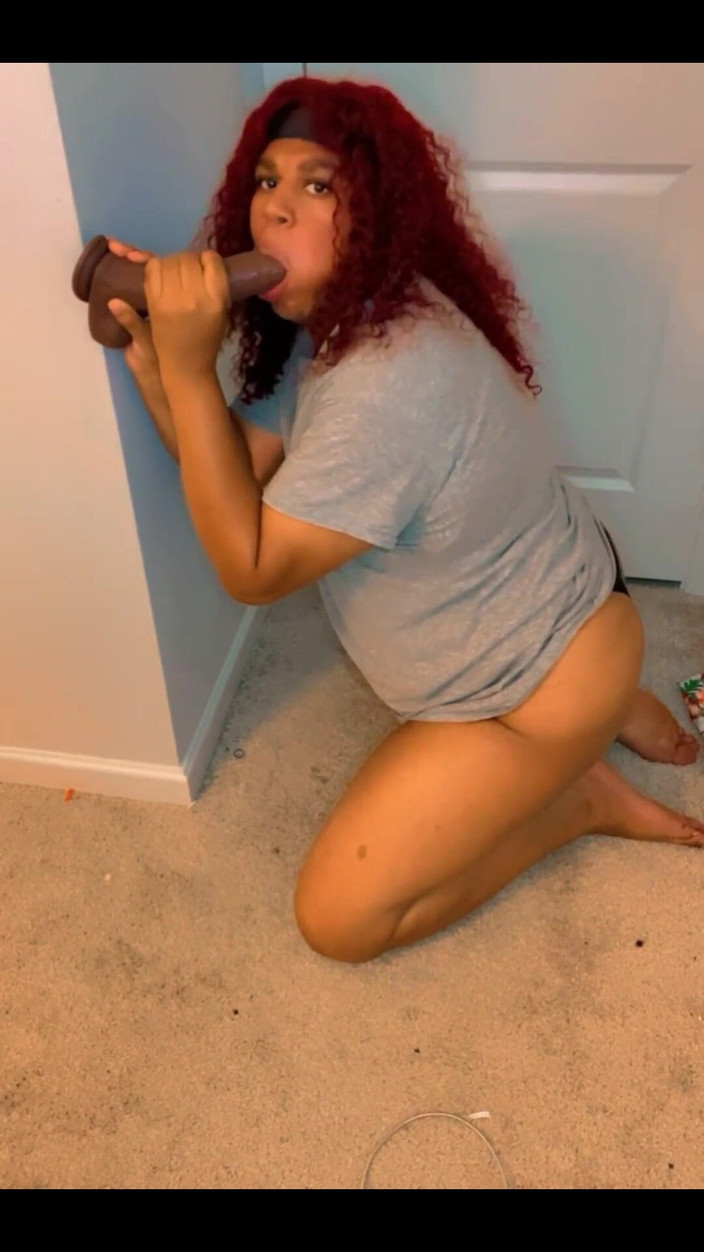 Hicktown_hoochi: 膝をついてBBCディルドをしゃぶる