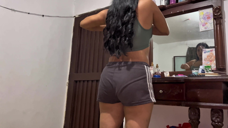 Gilversexy: Hermanastro entra a mi cuarto y le muestro como me...