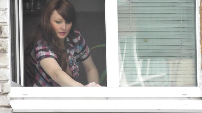 XXX-Platinum: Nackte MILf wäscht fenster, nachbar, junger mann beobachtet auf der...