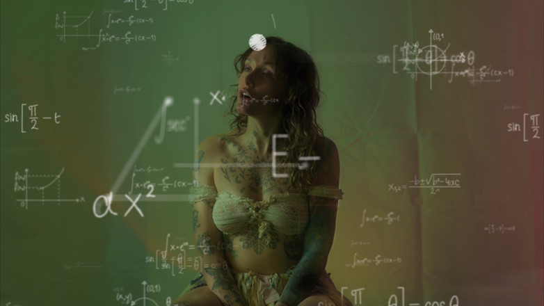 Goddess Transcendence: Lola nesătoasă are parte de un monstru extraterestru de 19 inci