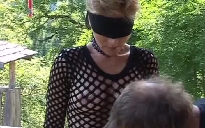 Deutsche Camgirls: Tato speciální německá děvka se zavázanýma očima sexy bičovaná jejím...