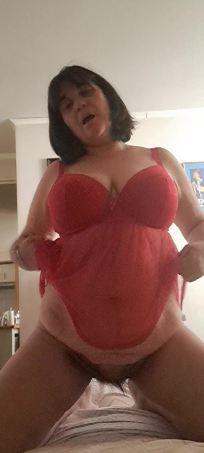 Mommy big hairy pussy: Pamer Payudara MILF Seksi