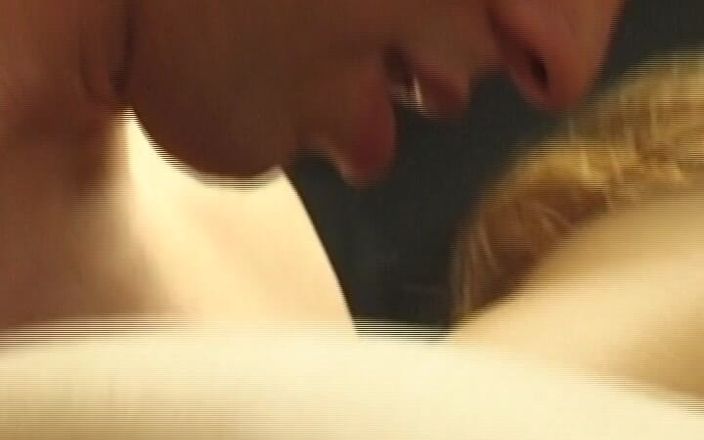 Deutscher hardcore: Duitse dames genieten van een orgie met vrienden