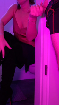Sexy donna d'affari con il capo in bagno dell'ufficio per strappare il sesso con le calze di nylon