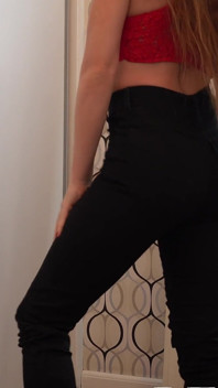 सौतेली मम्मी Jeans की कमर पर कोशिश