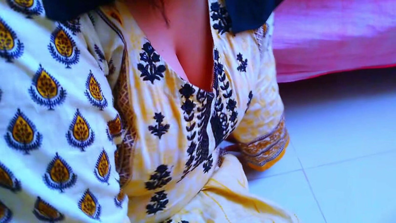 Aria Mia: भारतीय मुस्लिम भाभी घर की सफाई करते हुए बिस्तर के नीचे फंस जाती है