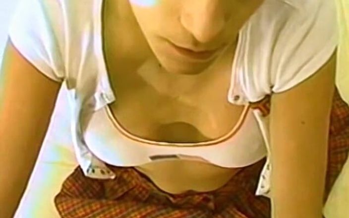Homegrown GFs: かわいいブルネットのミアはいくつかの位置でコックを取ります