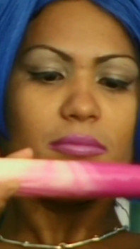 La Mulâtre Aux Cheveux Bleus Prend Une Belle Bite