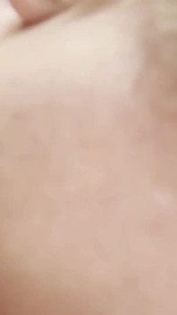 Sperma Bubbles. Cewek sange ini lagi asik nyepong kontol sampai mulutnya dicrot sperma hangat
