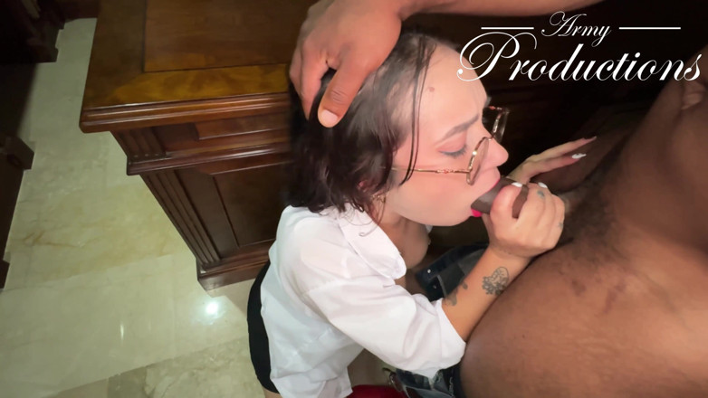 Army Productions: Cette Petite Secrétaire Distrait Le Client De Son Patron Avec...