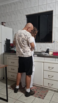 La criada fue follada por el culo en la cocina mientras lavaba los platos