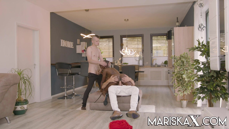 Mariska x: MARISKAX Awek eboni Zaawaadi mengambil dua zakar putih