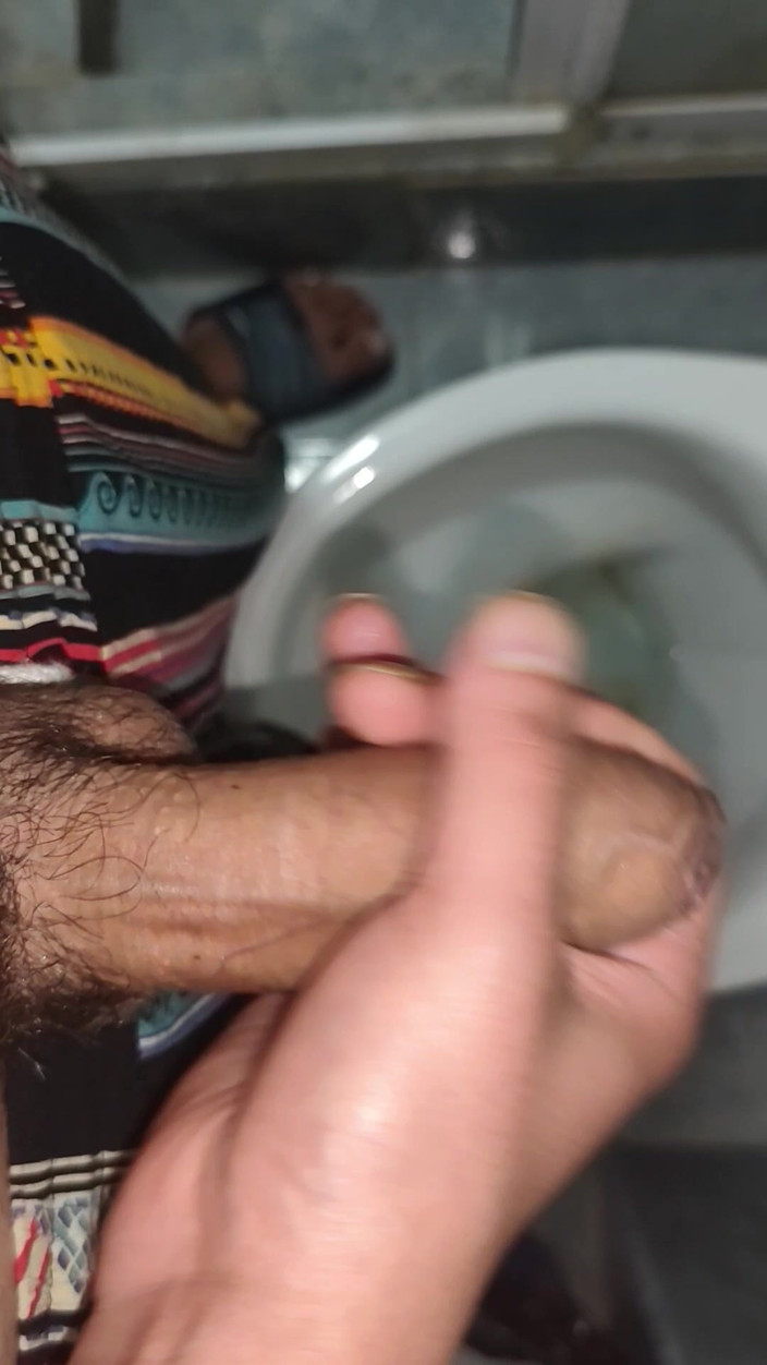 MartyBrady: Bonita twink se masturba em um banheiro