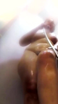 Des BBW font une branlette et éjaculent sur leurs gros seins sous la douche