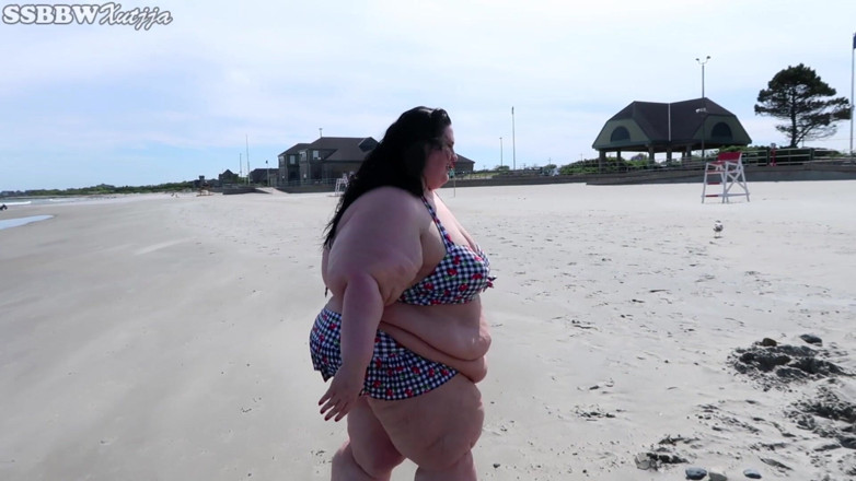 Xutjja: Publicly Fat at the Beach