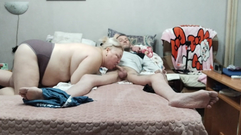 Zona901: Iubita îmi mângâie pula cu gura ei până când ejaculez în gura...