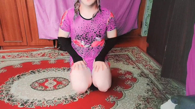 Kitty_Cross: Lelaki pondan yang menakjubkan bersandar di dinding dengan kaki bersilang