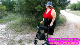 性感护士vicki在公园里散步，露出并戏弄你