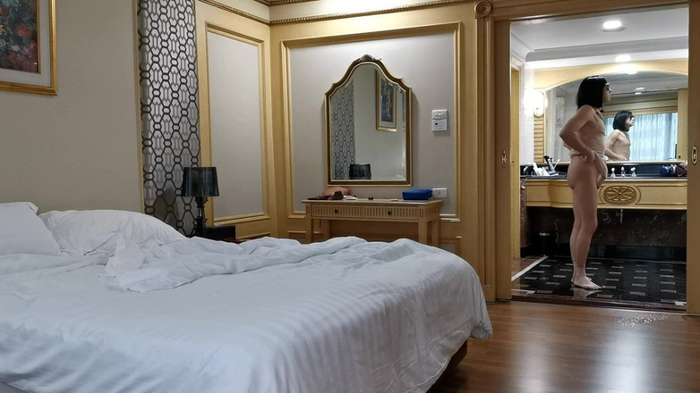 Sissy Cummy Lingerie: 娘娘腔荡妇米歇尔在曼谷酒店的晨醒与摄像头