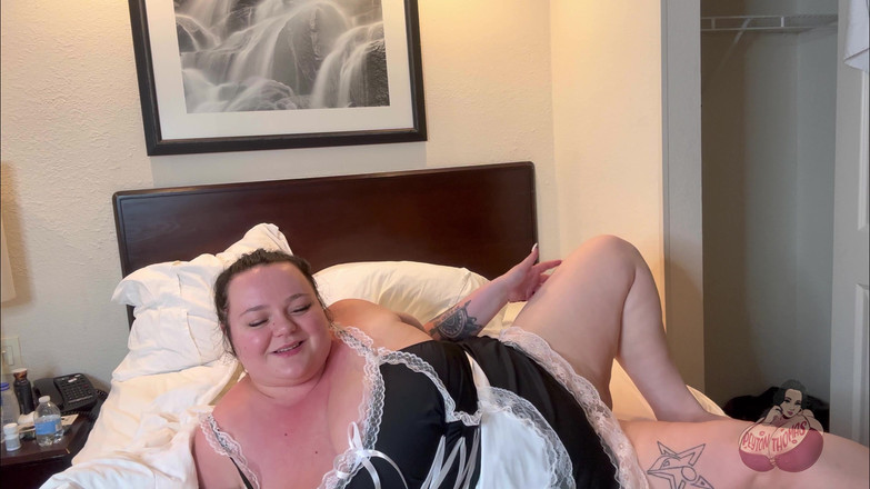 Peyton Thomas: İri güzel kadın hizmetçi yastığına boşalıyor