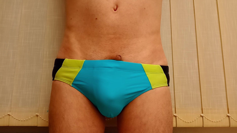 TheOldBigThing: Une bosse qui grossit jouit dans speedos