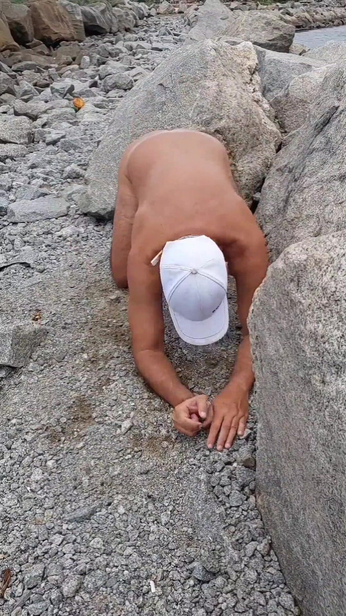 Ladysilvas: Ladysilva bogel di atas batu menunjukkan pantat sawonya dengan tanda...