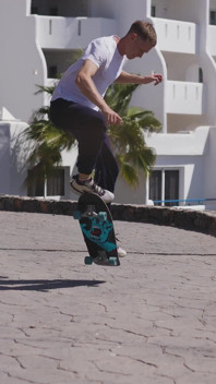 Schattige tiener leert een grote lul en een skateboard berijden