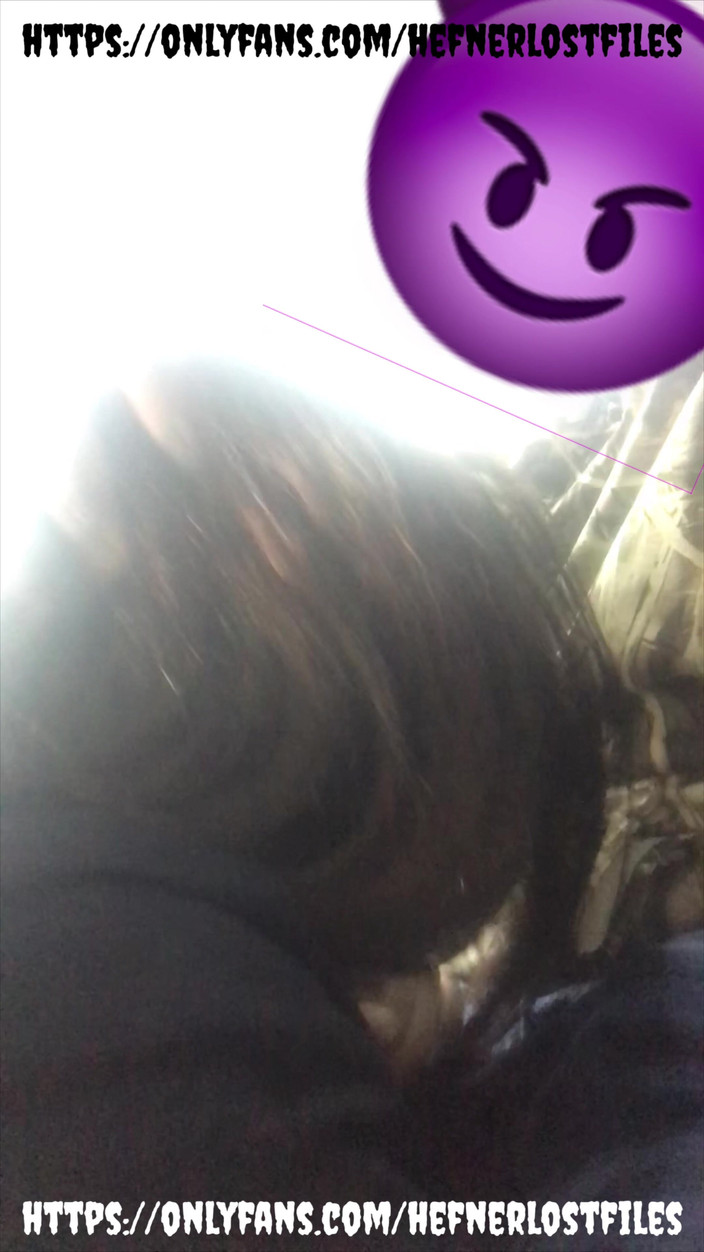 PlayboyHef: 在开阔的场地里快速射在她的喉咙里