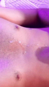 Gepassioneerde masturbatie met slow motion cumshot