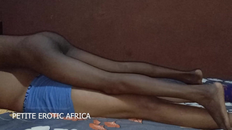 Petite Erotic Africa: होटल के कमरे में अजीब तरीके से अफ्रीकी कमसिन amira को चोदा