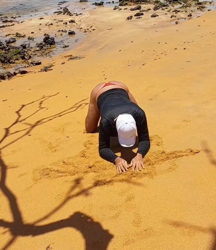 Ladysilvas: 해변에서 팬티를 입고 핫한 엉덩이를 보여주는 Ladysilva