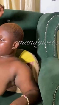 Vidéo tendance d’une Africaine payant le garçon d’entretien avec sa chatte