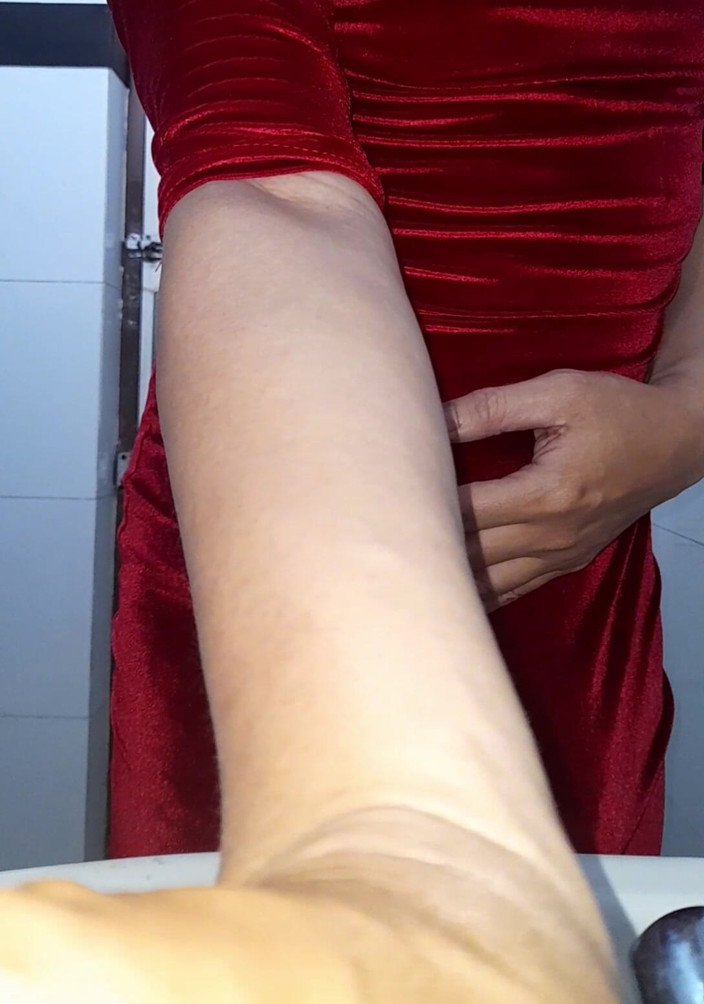 Naomisinka: Crossdresser stříkání do sexy sametových šatů