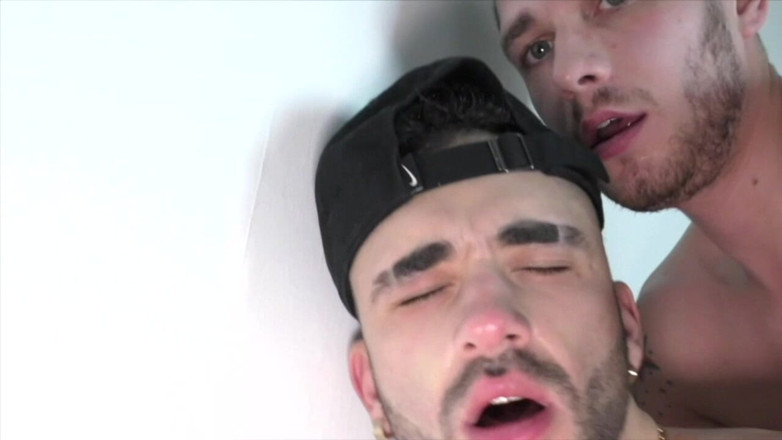 TRANSBOY STUDIO PUSSY MAN: Un ragazzo ftm la dà a un ragazzo etero