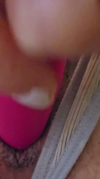 Pembe oyuncak sokma ve amcık orgazmı