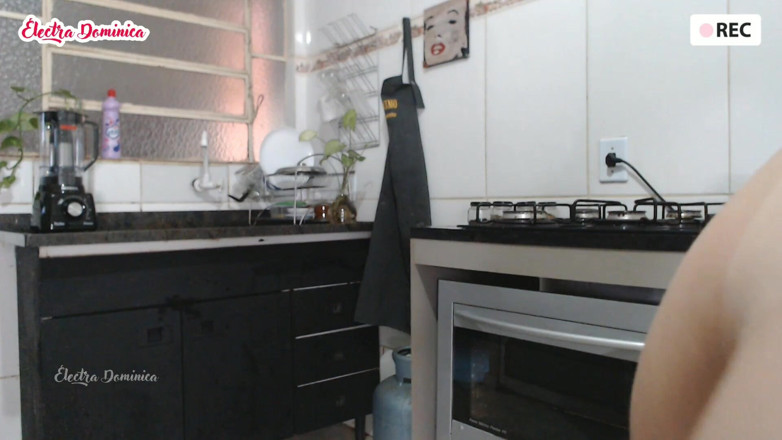Curious Electra: Naked maid cleaning the kitchen