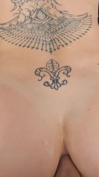 Meia-irmã me pede para colocar meu pau grande e duro na bunda dela.