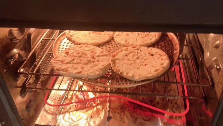 sweethanajapanese: Haha kookt haar pizza en haar poesje zoenen met overstroming
