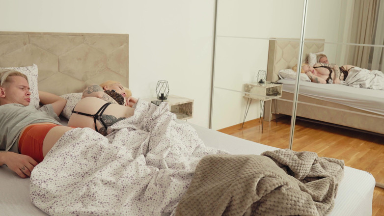 Toma Mur: Üvey anne üvey oğlu tabu tatil: koca trenden iniyor, yatağı paylaşıyor...