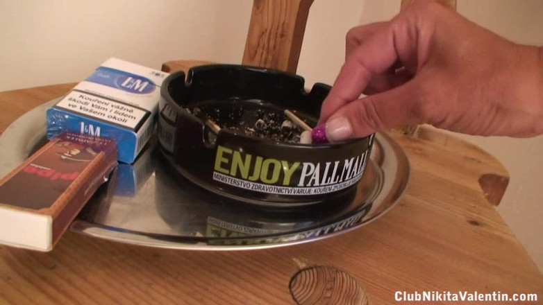 Smoke it bitch: Daria siêu nóng bỏng hút thuốc cho chúng tôi!