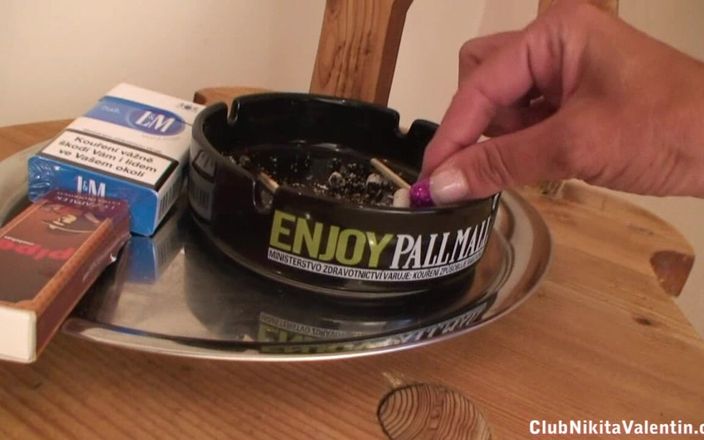Smoke it bitch: Super heiße daria raucht für uns!