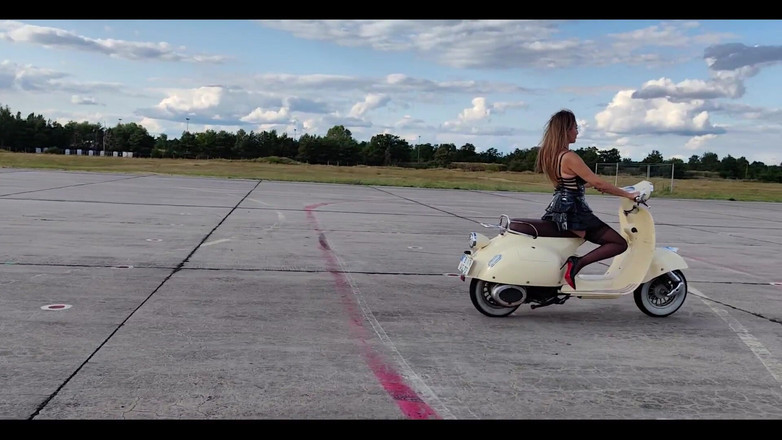 Goddess Lena: Scooter'a biniyor