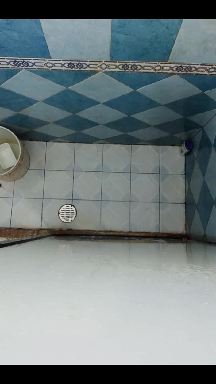 Karmicoxv: Dal jsem svůj mobilní telefon do koupelny své švagrové a nahrál...