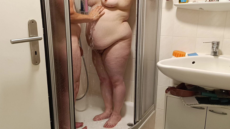 Jonas1996: 洗澡的时刻，我给她全身抹肥皂