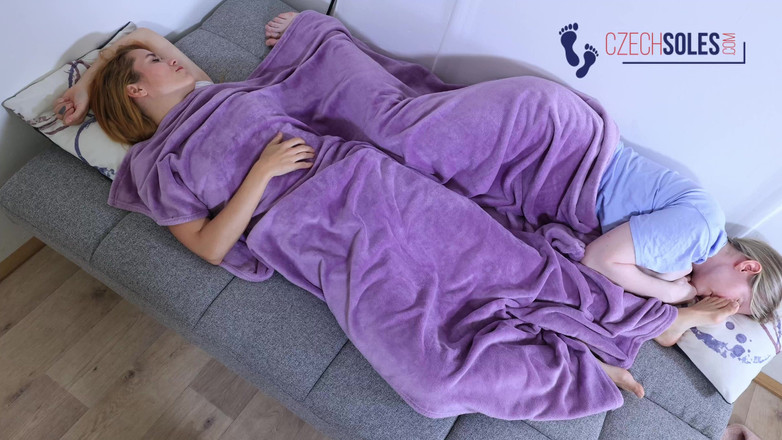 Czech Soles - foot fetish content: Uctívání holky na dívce a vůně v posteli